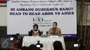 Pembicara Adrian Sopa didampingi moderator Fitri Hari memberikan keterangan saat merilis hasil riset dari Lingkaran Survei Indonesia (LSI) terkait Pilkada DKI Jakarta 2017 di Jakarta, Kamis (13/4). (Liputan6.com/Faizal Fanani)