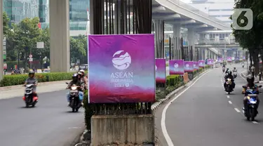 Sejumlah banner KTT ASEAN terpasang pada tiang monorel di kawasan Jalan Rasuna Said, Jakarta, Minggu (3/9/2023). Pemasangan banner pada 100 tiang monorel tersebut dilakukan guna menyambut penyelenggaraan KTT ASEAN ke-43 yang digelar pada 5-7 September 2023 di Jakarta. (Liputan6.com/Herman Zakharia)