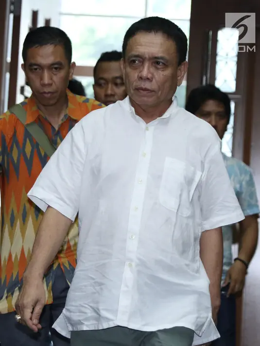 Gubernur Aceh nonaktif, Irwandi Yusuf jelang menjalani sidang dakwaan di Pengadilan Tipikor, Jakarta, Senin (26/11). Irwandi Yusuf merupakan tersangka dugaan suap dan gratifikasi terkait Dana Otonomi Khusus Aceh (DOKA). (Liputan6.com/Helmi Fithriansyah)