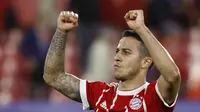 Pemain Bayern Munchen, Thiago Alcantara menjadi penentu kemenangan timnya atas Sevilla FC pada leg pertama perempat final Liga Champions di Sanchez Pizjuan stadium, Seville, (3/4/2018). Bayern menang 2-1. (AP/Miguel Morenatti)