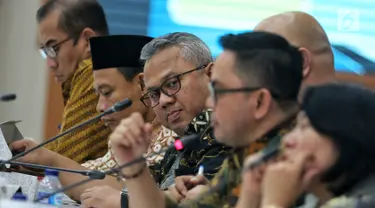 Ketua KPU Arief Budiman (tengah) saat menggelar sosialisasi aplikasi Sistem Informasi Penghitungan Suara (Situng) di Gedung KPU, Jakarta, Jumat (18/1). Sosialisasi dihadiri tim pasangan calon 01 dan 02. (Liputan6.com/JohanTallo)