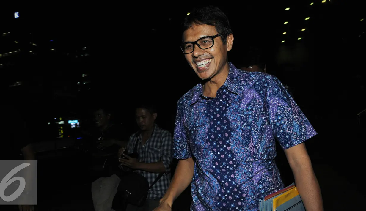 KPK  memanggil Gubernur Sumbar, Irwan Prayitno terkait penyidikan dugaan pemberian suap rencana pembangunan jalan di 12 ruas di Sumatera Barat, Jakarta, Jumat (12/8). Pemeriksaan Irwan sebagai saksi untuk tersangka Yogas Askan. (Liputan6.com/Helmi Afandi)