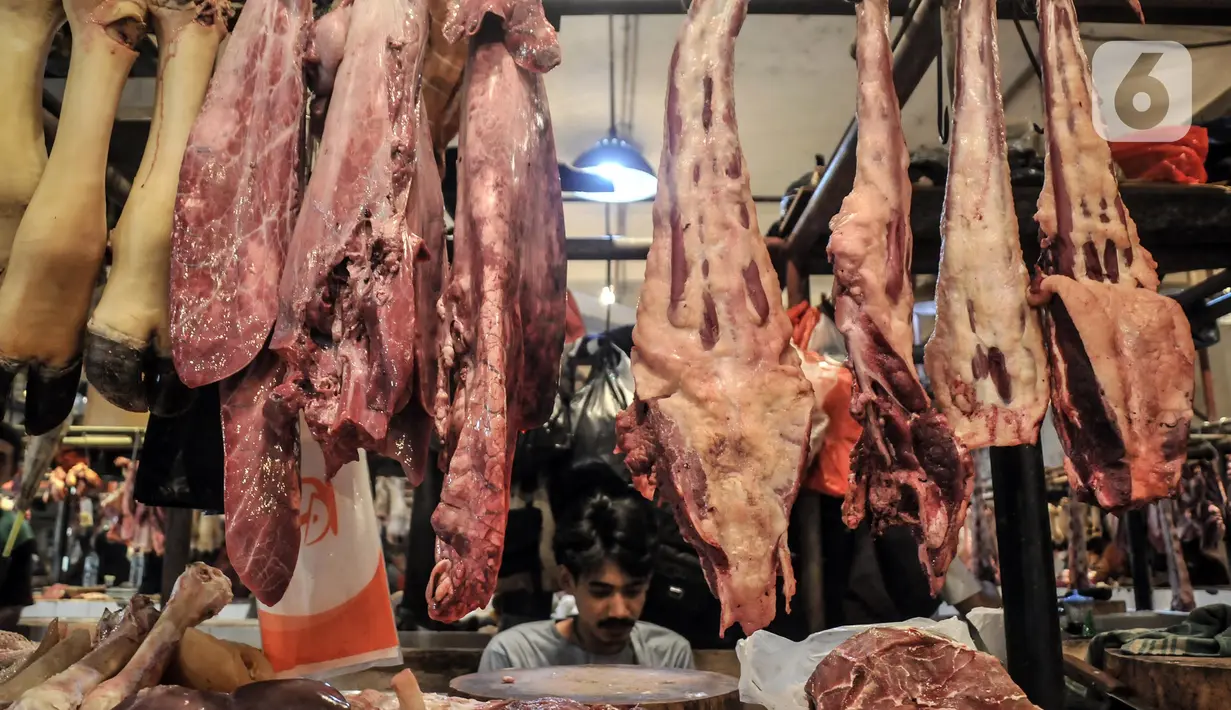 Pedagang daging sapi menunggu pembeli di Pasar Senen, Jakarta, Kamis (17/3/2022). Harga daging sapi yang masih melambung tinggi pada kisaran Rp 130.000 - Rp 145.000 per kilogram menyebabkan penjualan menurun hingga 50 persen. (merdeka.com/Iqbal S. Nugroho)