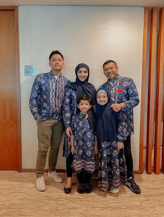 Asshanty bersoa agar diberi kemudahan dalam menunaikan ibadah. "Sehingga bisa menjalankan rangkaian ibadah di tanah suci dengan khusyuk, dan tiada halangan apa pun," ujarnya.