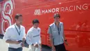 Rio Haryanto berdiskusi dengan manajernya, Piers Hunnisett (kiri), dan pelatihnya, Moises Vila Blanch (kanan), tentang hasil latihan bebas ketiga F1 GP Spanyol di Sirkuit Catalunya, Spanyol, Sabtu (14/5/2016). (Bola.com/Reza Khomaini)