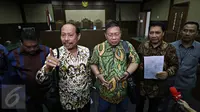 Tim penasihat hukum tersangka dugaan pembunuhan Wayan Mirna Salihin, Jessica Kumala Wongso, memberikan keterangan pers seusai sidang perdana praperadilan kliennya di Pengadilan Negeri Jakarta Pusat, Selasa (23/2). (Liputan6.com/Imamnuel Antonius)