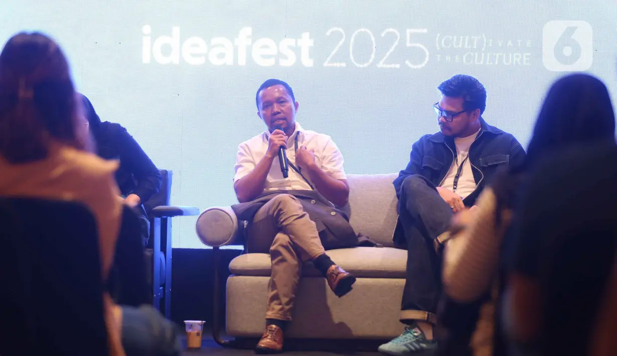 Chief Content Officer (CCO) Kapanlagi Youniverse (KLY), Wenseslaus Manggut saat berbicara di forum IdeaFest 2025 di Jakarta Internasional Convention Center (JICC), Minggu (2/11/2025). Setiap program dirancang untuk menstimulasi kolaborasi lintas disiplin dan memperkuat ekosistem kreatif nasional. (Liputan6.com/Helmi Fithriansyah)