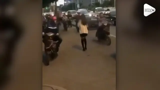Seorang pemotor tergoda melihat perempuan seksi yang melintas di jalan. Namun hal tersebut membuatnya hilang konsentrasi dan menabrak trotoar.