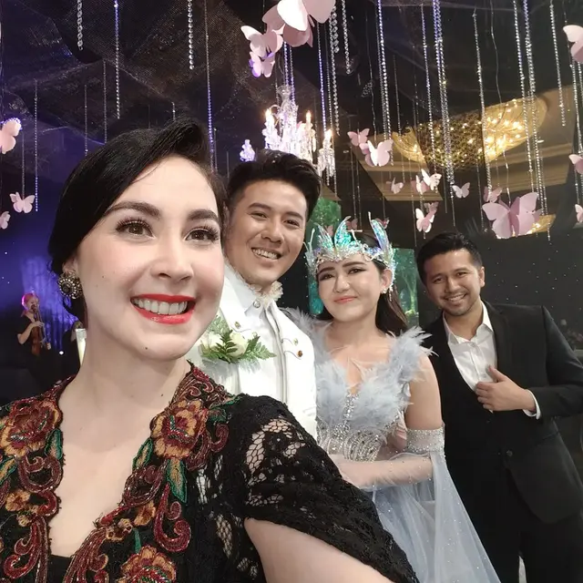 Tampil Serasi, Ini 6 Potret Arumi Bachsin dan Emil Dardak di Pernikahan Via Vallen