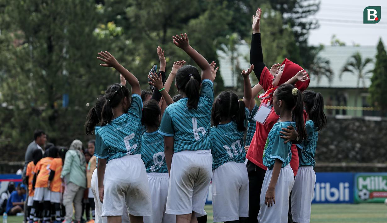 <p>Para pemain SDN Gedong 03 melakukan tos dalam laga final MilkLife Soccer Challange Jakarta 2025 kelompok umur 10 tahun melawan SDN Pulogebang 13 yang berlangsung di Kingkong Soccer Arena, Cijantung, Jakarta Timur pada Minggu (04/05/2025). (Bola.com/Bagaskara Lazuardi)</p>