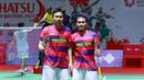 Mohammad Ahsan/Hendra berfoto setelah mengalahkan wakil Jepang, Akira Koga/Taichi Saito pada babak 32 besar Indonesia Masters 2023 di Istora Senayan, Jakarta, Selasa (24/1/2023). Di babak semifinal All England 2023, Mohammad Ahsan/Hendra Setiawan akan menghadapi wakil China, Liang Wei Keng/Wang Chang. (Bola.com/M Iqbal Ichsan)