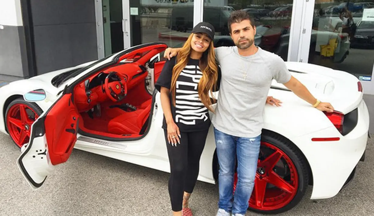 Kisah Blac Chyna dan Rob Kardashian memang tak pernah sirna dari hadapan publik. Belum lama ini dikabarkan mengalami pertikaian, dan Chyna telah mengembalikan barang pemberian Rob, termasuk mobil mewahnya. (Instagram/blacchyna)