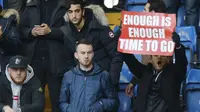 Seorang suporter Arsenal mengekspresikan kekecewaan untuk meminta Arsene Wenger usai takluk 1-3 dari Chelsea dalam laga Premier League 2016-2017, Sabtu (4/2/2017). (AFP)