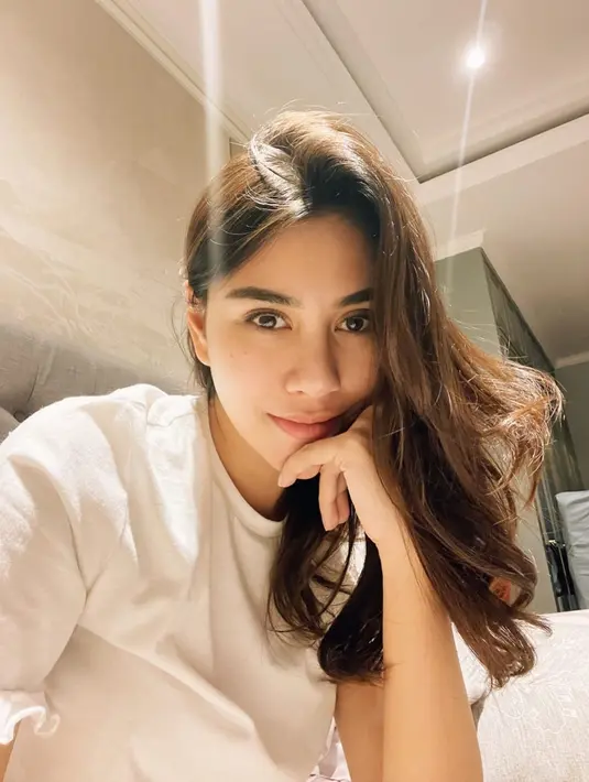 <p>Sekali lagi memperlihatkan gaya kasualnya di rumah, Syahnaz selfie cantik. Di sini terlihat rambut panjangnya yang ditata bergelombang dibiarkan tergerai, cantik dengan wajahnya yang tanpa riasan. Foto: Instagram.</p>
