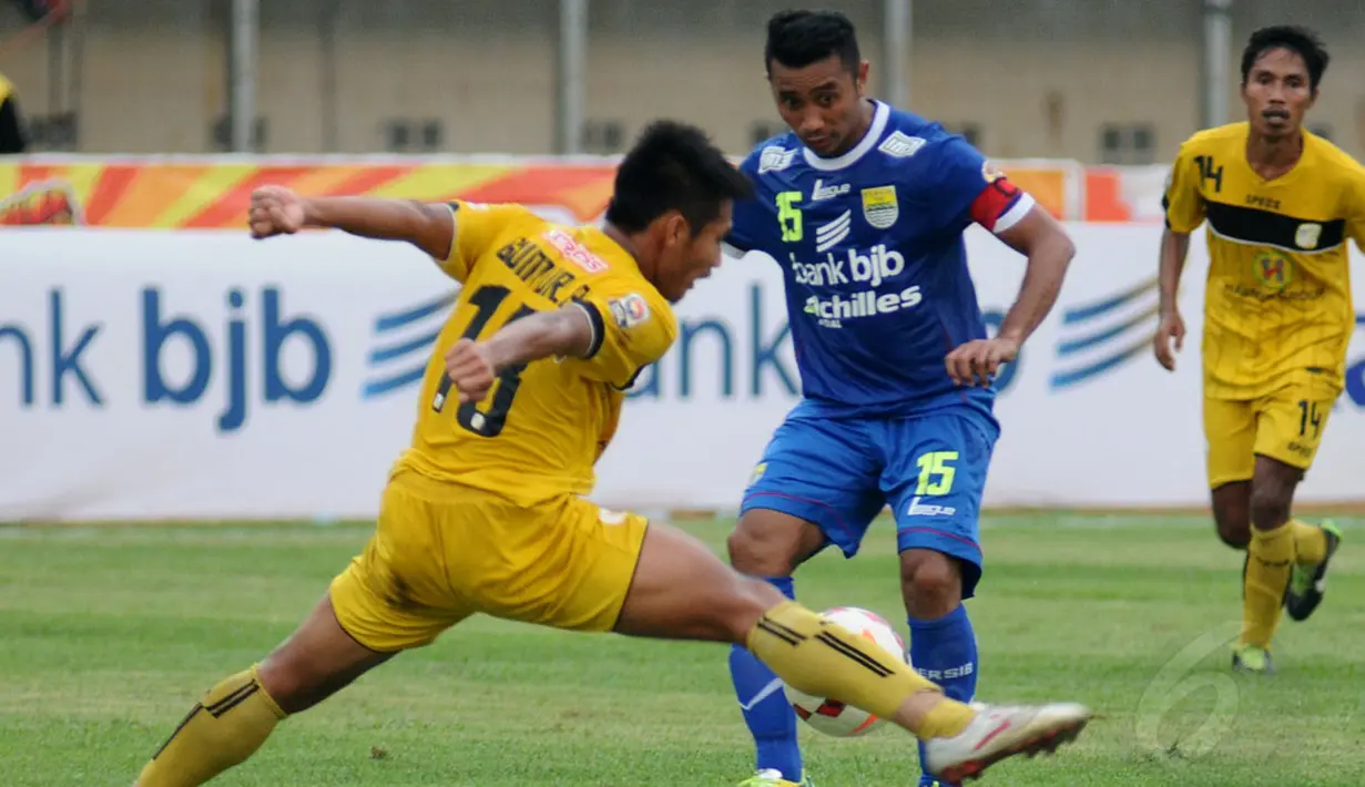 Kapten tim Persib Bandung, Firman Utina (tengah) mencoba lolos dari hadangan Pemain belakang Barito Putera, Guntur Ariyadi saat berlaga di Stadion Si Jalak Harupat, (10/6/2014). (Liputan6.com/Helmi Fithriansyah)