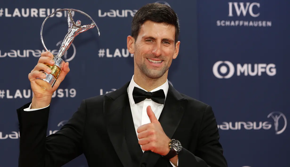 Petenis Serbia, Novak Djokovic berpose dengan trofi World Sportsman of the Year dalam ajang Laureus World Sports Awards 2019 di Monako, Senin (18/2). Djokovic mengalahkan Kylian Mbappe, LeBron James, Luka Modric dan Lewis Hamilton. (AP/Claude Paris)