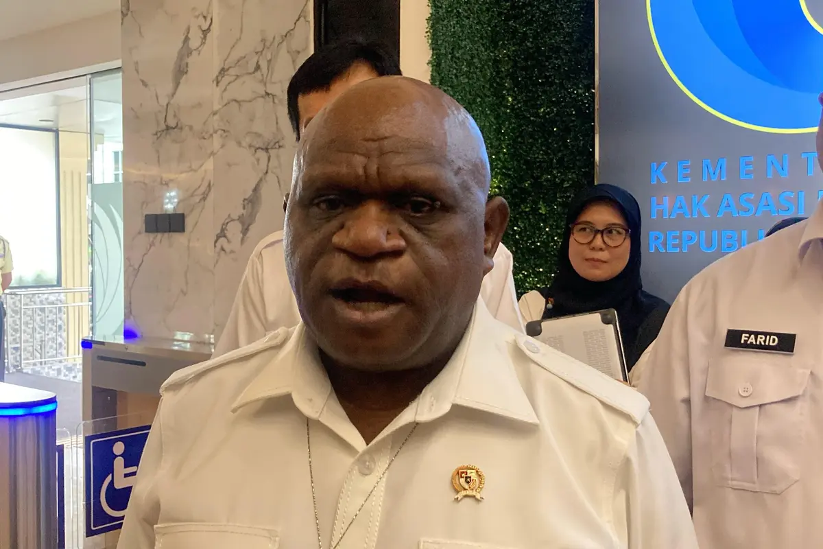 Menteri Hak Asasi Manusia (HAM) Natalius Pigai saat ditemui awak media di Kantor Kementerian HAM, Jakarta Selatan, Selasa (15/4/2025).