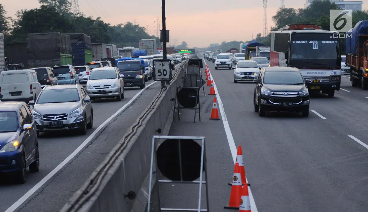 Kendaraan melewati lajur contra flow tol Jakarta-Cikampek, Jumat (22/12). Guna mengurangi kepadatan arus pada libur panjang Natal 2017, petugas menerapkan sistem contra flow mulai dari Cikarang Utama. (Liputan6.com/Helmi Fithriansyah)