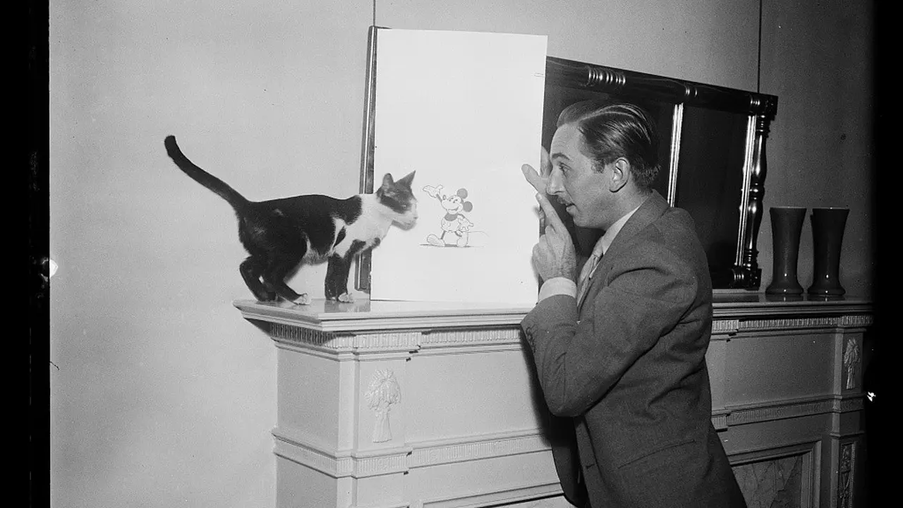 Walt Disney dan gambar Mickey Mousenya (wikimedia commons)
