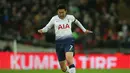 Aksi Son Heung Min menggiring bola saat melawan Chelsea pada laga lanjutan Premier League yang berlangsung di stadion Wembley, London, Minggu (25/11). Tottenham menang atas 3-1. (AFP/Ian Kington)