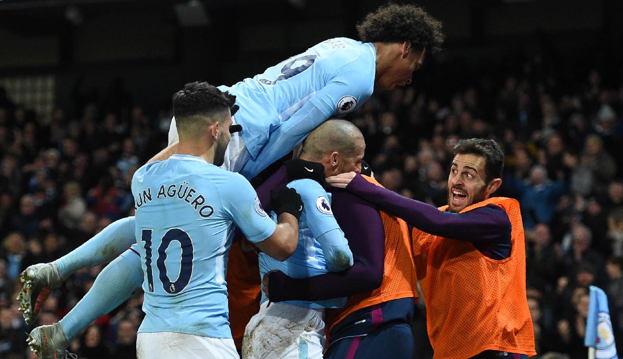 Para pemain Manchester city merayakan gol kemenangan yang dicetak David Silva ke gawang West Ham pada laga Premier League di Stadion Etihad, Manchester, Minggu (3/11/2017). City menang 2-1 atas West ham. (AFP/Oli Scarff)
