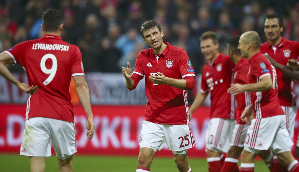 Para pemain Bayern Munchen merayakan gol Thomas Mueller saat melawaan PSV Eindhoven pada laga grup D Liga Champions di Allianz Arena, Munich, Kamis (20/10/16) dini hari WIB.  (Reuters/Michael Dalder)
