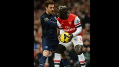 Bek asal Prancis Bacary Sagna bentrokan dengan gelandang Manchester United Juan Mata pada pertandingan sepak bola Liga Utama Inggris antara Arsenal dan Manchester United di Stadion Emirates di London pada 12 Februari 2014.(AFP/Ben Stansall).