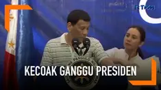 Presiden Filipina Rodrigo Duterte mengalami insiden kecil. Saat sedang berpidato tiba-tiba ada kecoak besar berjalan di pundaknya.