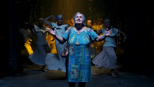 Olga Merediz sebagai Abuela Claudia di In The Heights. (Foto: Warner Bros. Pictures/ IMDb)