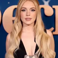 Lindsay Lohan tampil memukau dengan tampilan wajahnya yang tampak berbeda. [foto: Instagram/ Lindsay Lohan]