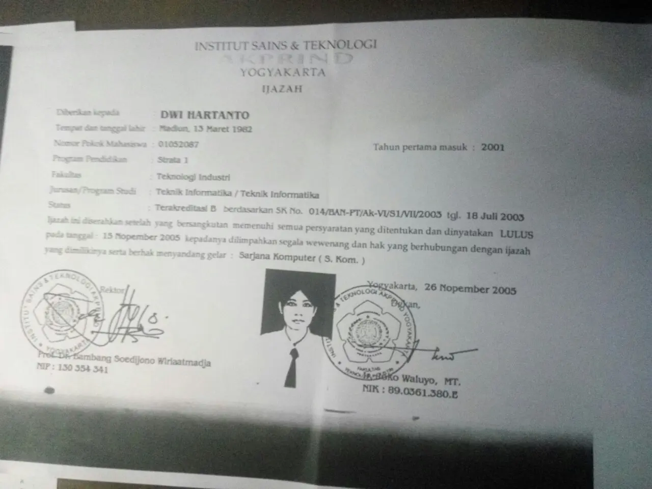 Surat kelulusan Dwi Hartanto alias The Next Habibie saat berkuliah di IST AKPRIND. Foto: (Switzy Sabandar/Liputan6.com)