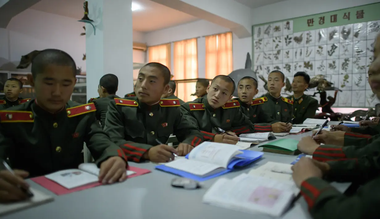 Para siswa mengikuti kelas biologi di Sekolah Revolusioner Mangyongdae, Korea Utara, 10 April 2018.  Ada sekitar 1.000 anak laki-laki yang menimba ilmu dengan Sistem pendidikan yang kini diubah menjadi semimiliter. (ED JONES/AFP)