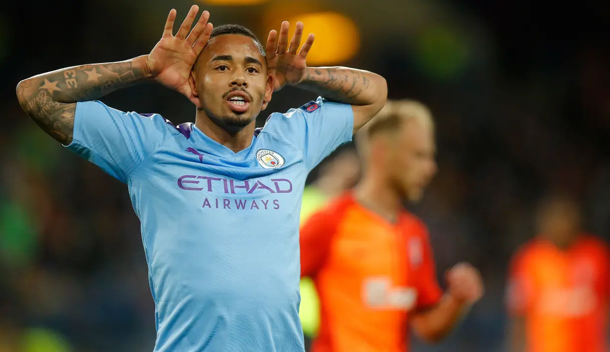 Striker Mancester City, Raheem Sterling berselebrasi setelah mencetak gol ketiga untuk timnya ke gawang Shakhtar Donetsk pada laga pertama Grup C Liga Champions di Metalist Stadium, Rabu (18/9/2019). Manchester City sukses menghantam Shakhtar Donetsk dengan skor 3-0. (AP Photo/Efrem Lukatsky)