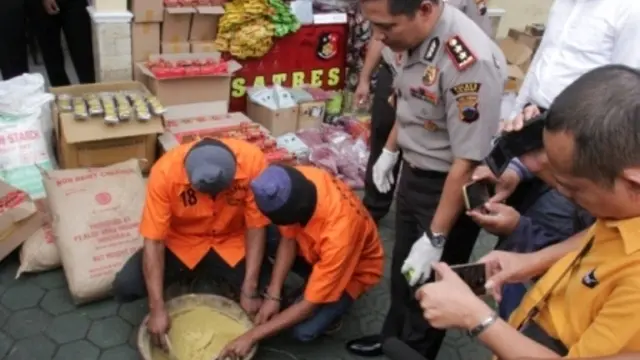 Tersangka dan karyawannya mempraktikkan pengoplosan bahan jamu palsu. (Foto: Liputan6.com/Polres Cilacap/Muhamad Ridlo)