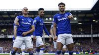 Striker Everton, Dominic Calvert-Lewin, melakukan selebrasi usai membobol gawang Manchester United pada laga Premier League di Stadion Goodison Park, Minggu (1/3/2020). Kedua tim bermain imbang 1-1. (AP/Jon Super)