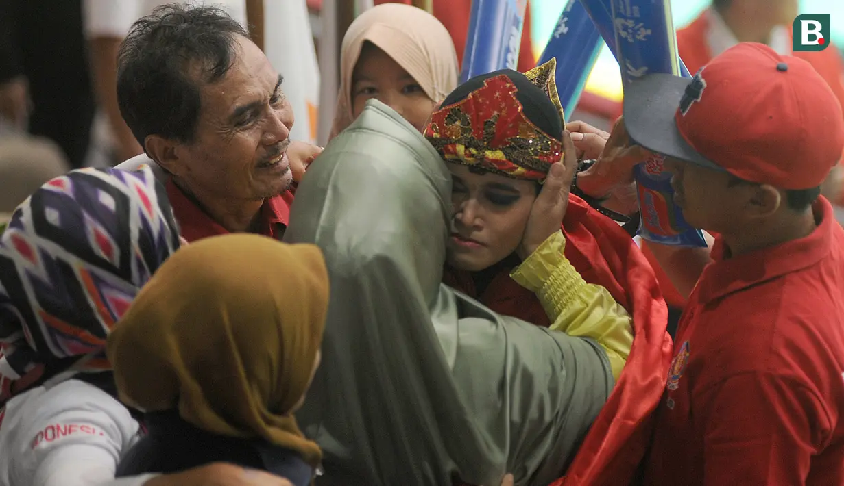 Pesilat, Puspa Arumsari, melakukan selebrasi usai menjadi juara Asian Games di Arena Silat TMII, Jakarta, Senin (27/8/2018). Puspa meraih medali emas kelas seni kategori tunggal putri dengan nilai 467. (Merdeka.com/Arie Basuki)