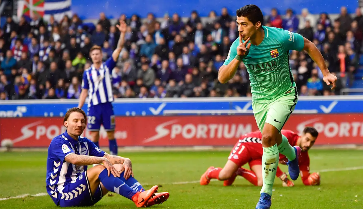 Kecepatan Luis Suarez membuat dirinya berhasil 2 kali membobol gol ke gawang Alaves. (AP Photo/Alvaro Barrientos)
