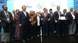 Menkominfo Rudiantara, Gubernur Jawa Barat Ahmad Heryawan, Menko Maritim Luhut Panjaitan, Wali Kota Bandung Ridwan Kamil, Presiden Ibraf Yuliandre Darwis pada acara Konferensi Internasional IBRAF di Kota Bandung, Rabu (22/2). (Liputan6.com/Helmi Afandi)