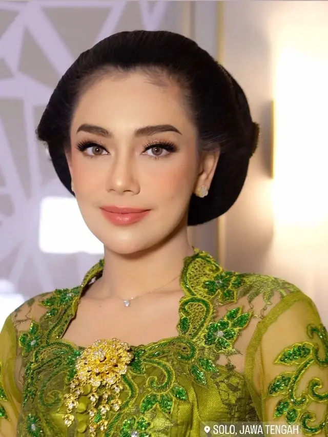 7 Potret Celine Evangelista Pakai Sanggul dan Berkebaya di Ultah Putri Solo