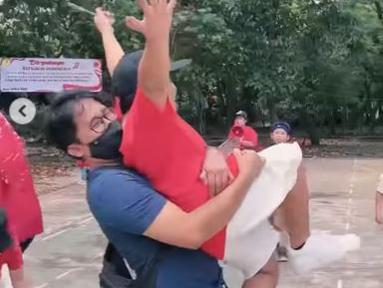 Lihat kebahagiaan Ayus dan putranya saat mengikuti lomba. Sampai-sampai, pria yang diduga selingkuh dengan Nissa Sabyan ini mengangkat putranya. (Foto: Instagram/@ririe_fairus)