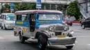 Kendaraan jeepney melaju di sebuah jalan di Manila, Filipina (28/8/2020). Jeepney merupakan salah satu alat transportasi populer di Filipina. Sebagian besar jeepney dihias warna-warni, dengan desain lukisan dan ilustrasi terinspirasi dari budaya lokal dan internasional. (Xinhua/Rouelle Umali)