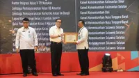 Menteri Hukum dan HAM RI, Yasonna Laoly memberikan penghargaan kepada Lapas Kelas IIA Parepare atas prestasi satker berpredikat Wilayah Bebas dari Korupsi (WBK) Tahun 2023 (Liputan6.com/Eka Hakim)