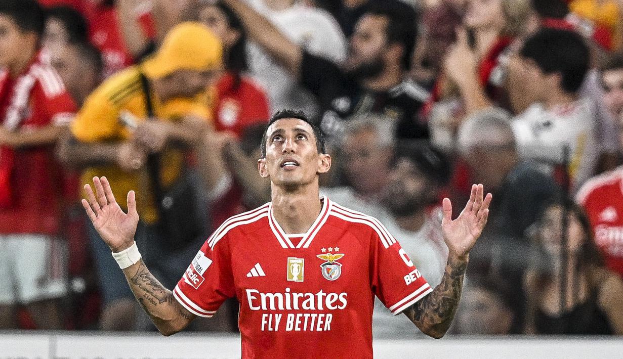 Pemain Benfica, Angel Di Maria melakukan selebrasi setelah mencetak gol ke gawang Porto pada laga lanjutan Liga Portugal 2023/2024 di Luz stadium, Lisbon, Portugal, Minggu (30/09/2023). Satu-satunya gol pada laga tersebut dicetak oleh Di Maria. (AFP/Patricia De Melo Moreira)
