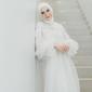 Pemain film Cinta Suci itu mengenakan gaun warna putih. Begitu pula dengan jilbabnya berwarna senada. (Instagram/_irishbella_).