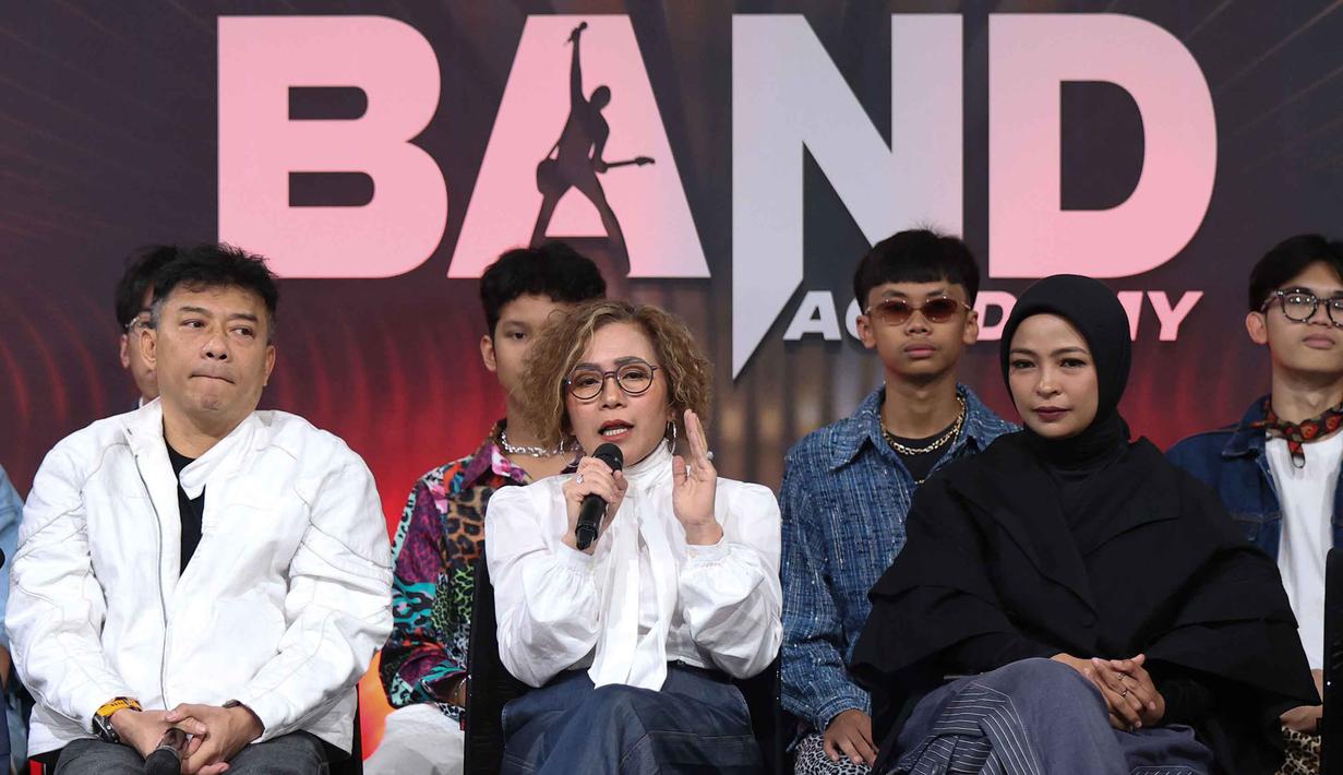 Program ini menjadi talent search yang didedikasikan sepenuhnya untuk mencari grup band terbaik dari seluruh penjuru Indonesia. Tampak dalam foto, Direktur Emtek Media, Harsiwi Achmad (kedua kiri) bersama para juri Band Academy saat memberi keterangan di SCTV Tower, Jakarta, Kamis (2/4/2026). (Kapanlagi.com/Budy Santoso)