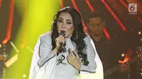 Penampilan Dewi Gita dalam konser '3 Dekade Ita Purnamasari' di Balai Sarbini, Jakarta, Jumat (8/12). Ita Purnamasari membawakan sebanyak 18 lagu, yang dibuat sejak tahun 1985 silam. (Liputan6.com/Herman Zakharia)