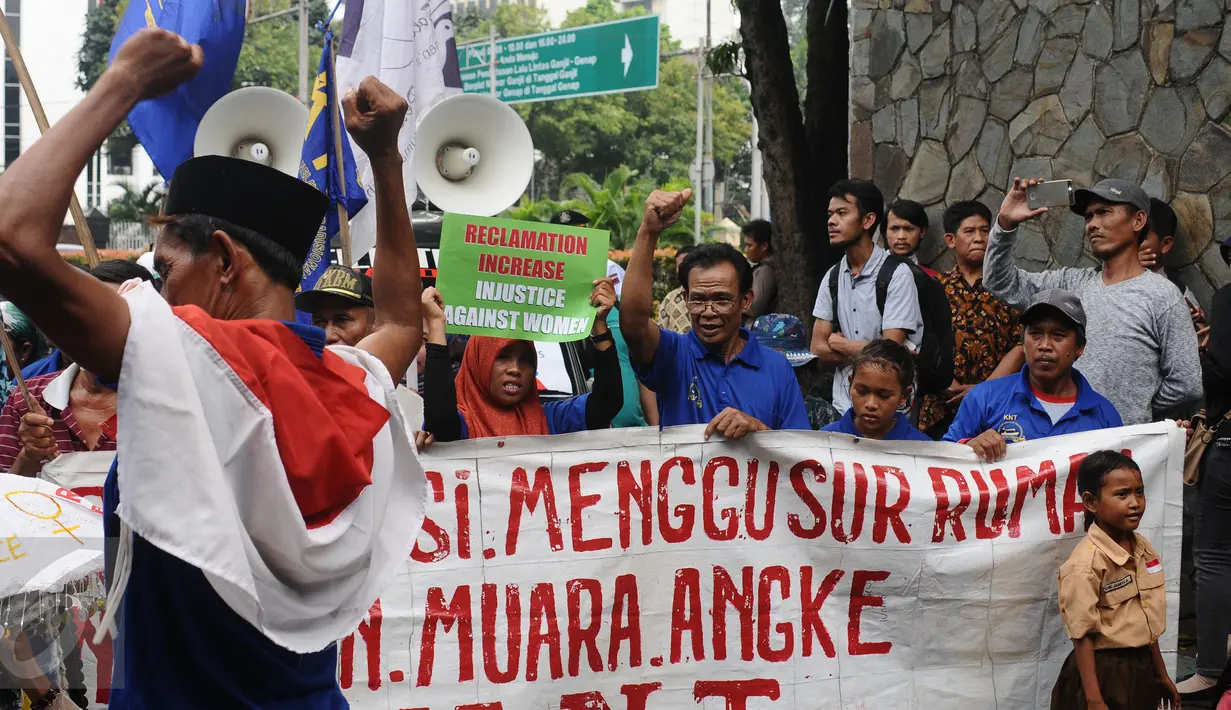 Puluhan orang melakukan aksi di depan Kedubes Belanda di Jakarta, Rabu (23/11). Mereka meminta pemerintah Belanda menghentikan upaya mendorong investasi dalam pembangunan infrastruktur di Teluk Jakarta. (Liputan6.com/Helmi Fithriansyah)