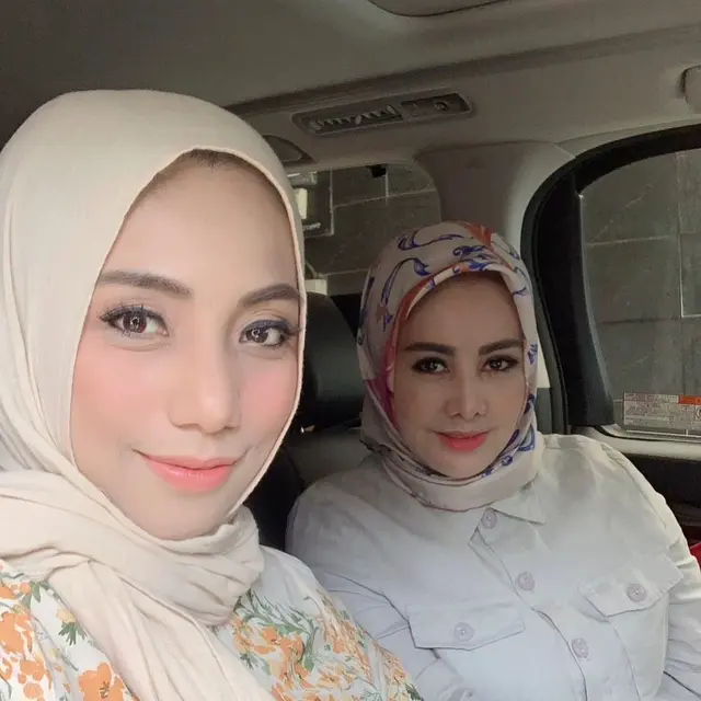 6 Potret Kebersamaan Siti KDI dan Cici Paramida, Kakak Adik yang Kompak