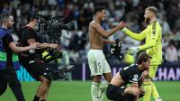 Pertandingan antara Real Madrid kontra Juventus di ajang Liga Champions. Tampak Jude Bellingham bersalaman dengan kiper Juventus, Michele Di Gregorio. (Thomas COEX / AFP)