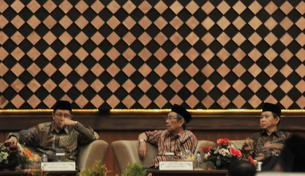 Menteri Agama, Lukman Hakim Saifuddin (kiri), menyimak beberapa pandangan tentang Ideologi Islamic State of Iraq and Syria (ISIS) di kantor Kementerian Agama RI di Jakarta, (9/8/2014). (Liputan6.com/Johan Tallo)